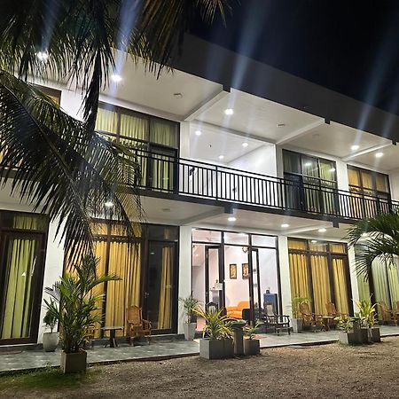 Jayaa Beach Talpe Bagian luar foto