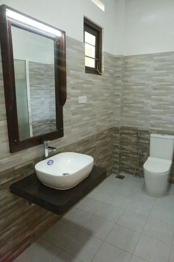 Jayaa Beach Talpe Bagian luar foto